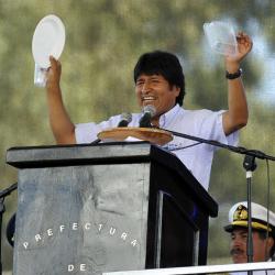 Evo Morales en conferencia, manifestando que los transgénicos son la causa de la homoxesualidad